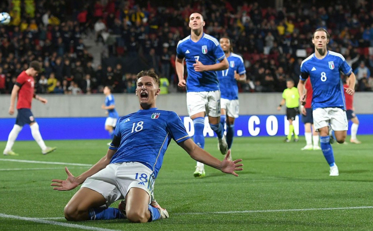 记者：阿隆索执教皇马后常与瓜帅交流；他可能不想小熊留队