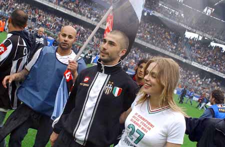 莱奥一剑封喉，AC米兰1-0复仇拉齐奥，登顶意甲积分榜坐山观虎斗（莱奥致命一击，AC米兰1-0雪耻拉齐奥登顶意甲，静观群雄争锋）