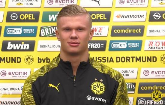 德国世界杯客场球衣实物图：深海军蓝设计+薄荷绿点缀（德国队世界杯客场战袍曝光：深海军蓝主色，薄荷绿点缀）