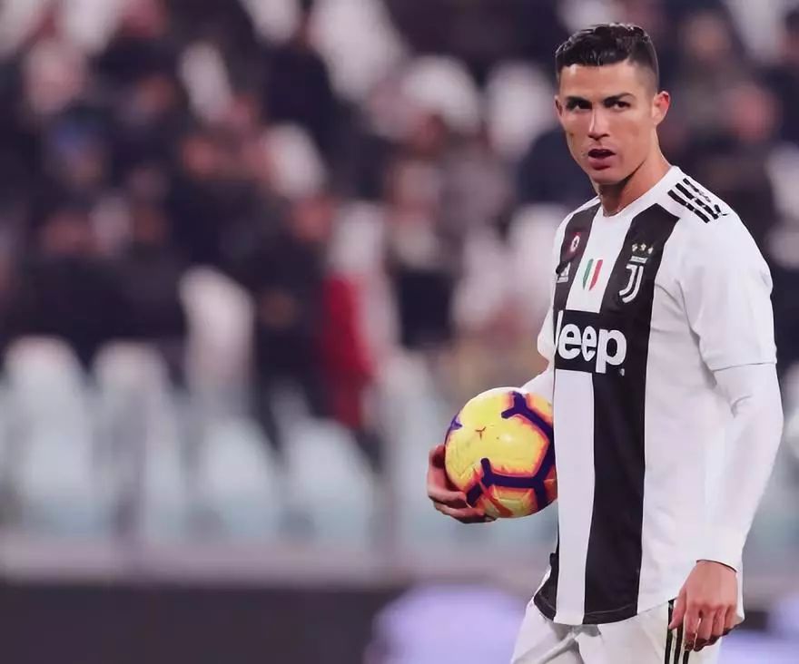 汪涵陪儿子马术比赛展现轻松生活面，体现家庭关怀与育儿智慧，引发网友热议。