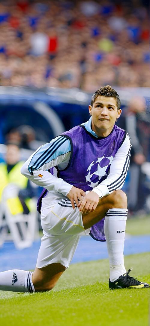 中场球员的职责是什么？