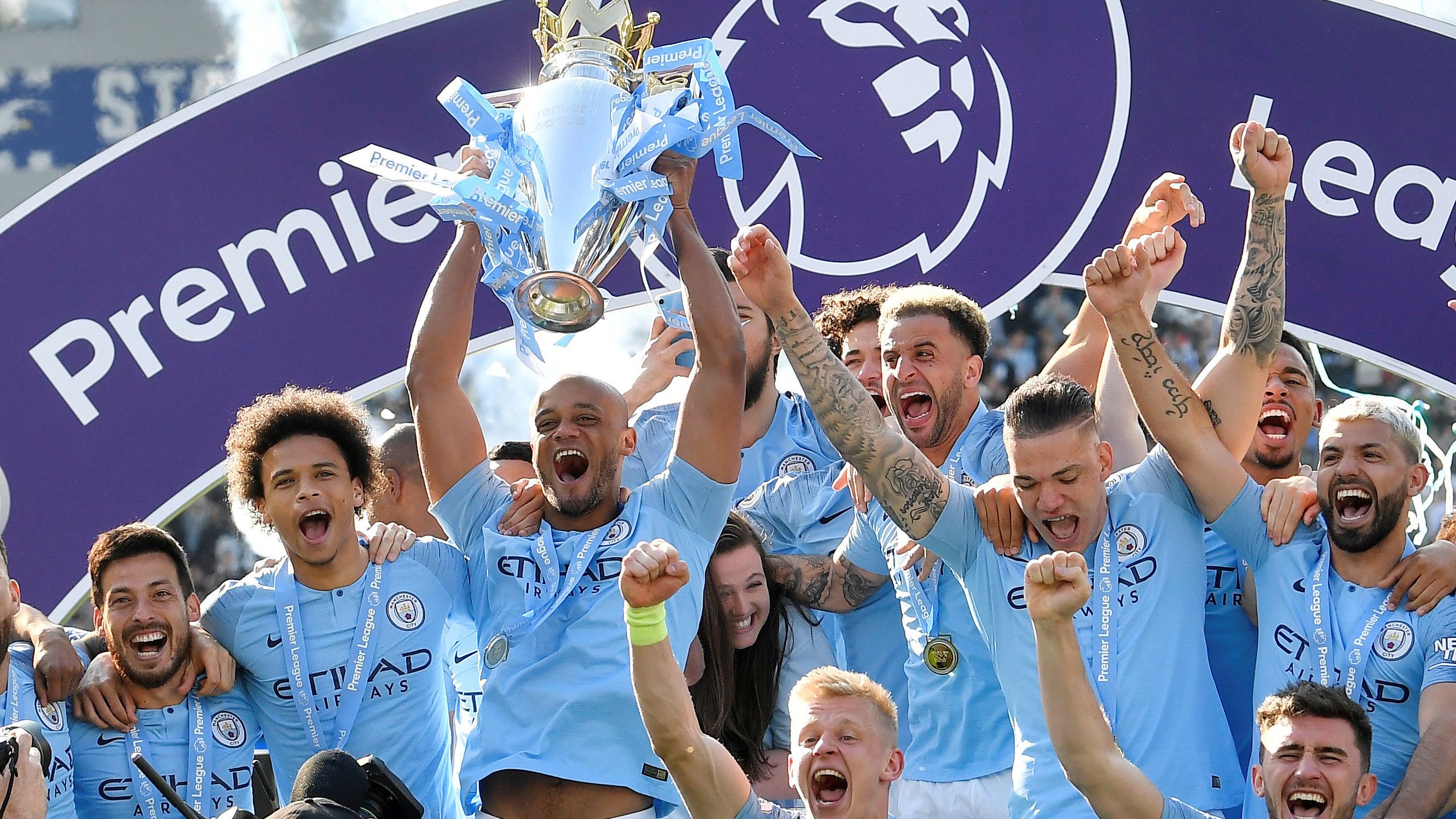 德天空：德甲三强争夺17岁中场德卡特，安德莱赫特要价2500万