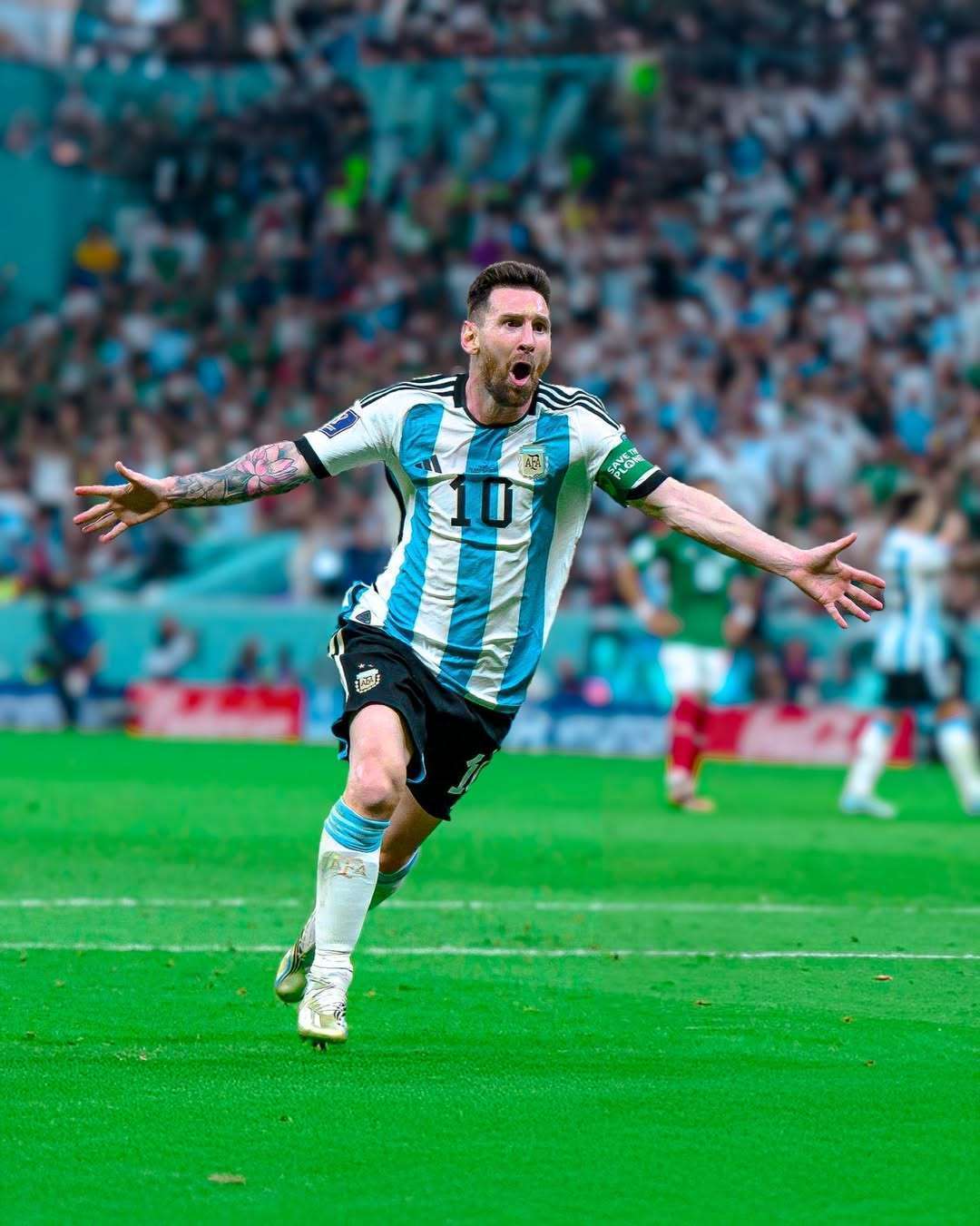 芒特进球后奔向B费，眼神启动诠释默契