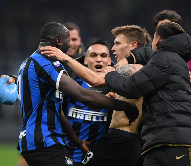 西甲半场：贝林厄姆头槌破僵，皇马暂1-0塞维利亚（西甲半场战报：贝林厄姆头球先拔头筹，皇马暂以1-0领先塞维利亚）