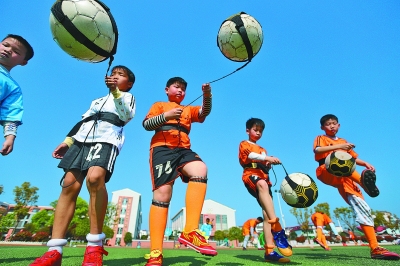 邮报：埃德森在土超遭水杯“轰炸”，欲将水杯踢回看台表不满