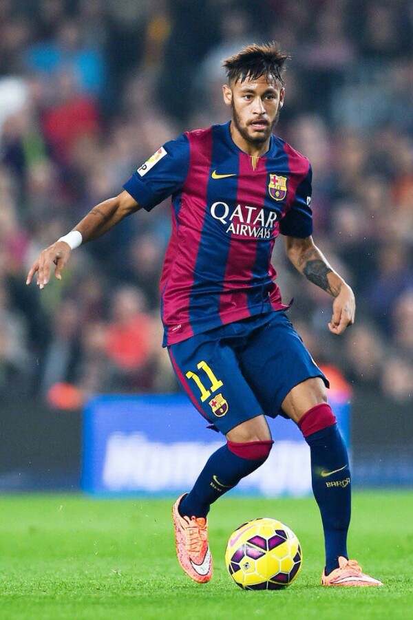 镜报：麦克托米奈上赛季意甲收官战亲签球衣成交价超2.4万欧（镜报：麦克托米奈上季意甲末轮亲签球衣拍卖价突破2.4万欧）