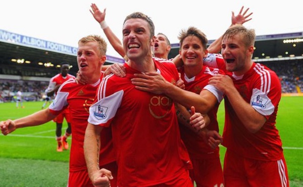 C罗在沙特联赛首秀中上演绝杀，以一记精彩倒钩射门击败对手，助力利雅得胜利领跑积分榜。