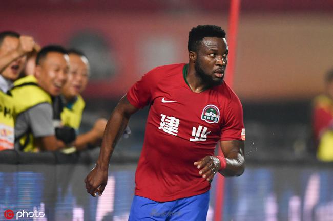 西媒：为保护巴萨门将加西亚，西班牙人在球门后方安装防护网（西媒：西班牙人在球门后设防护网，保障巴萨门将加西亚安全）