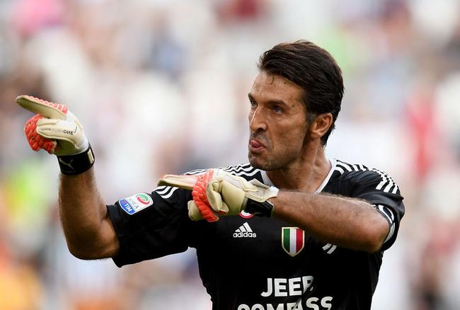 女友：差点因奥尔莫嚼口香糖声音大而搬家，若分手真得上头条（女友爆料：险因奥尔莫嚼口香糖太响搬家，真分手准上头条）