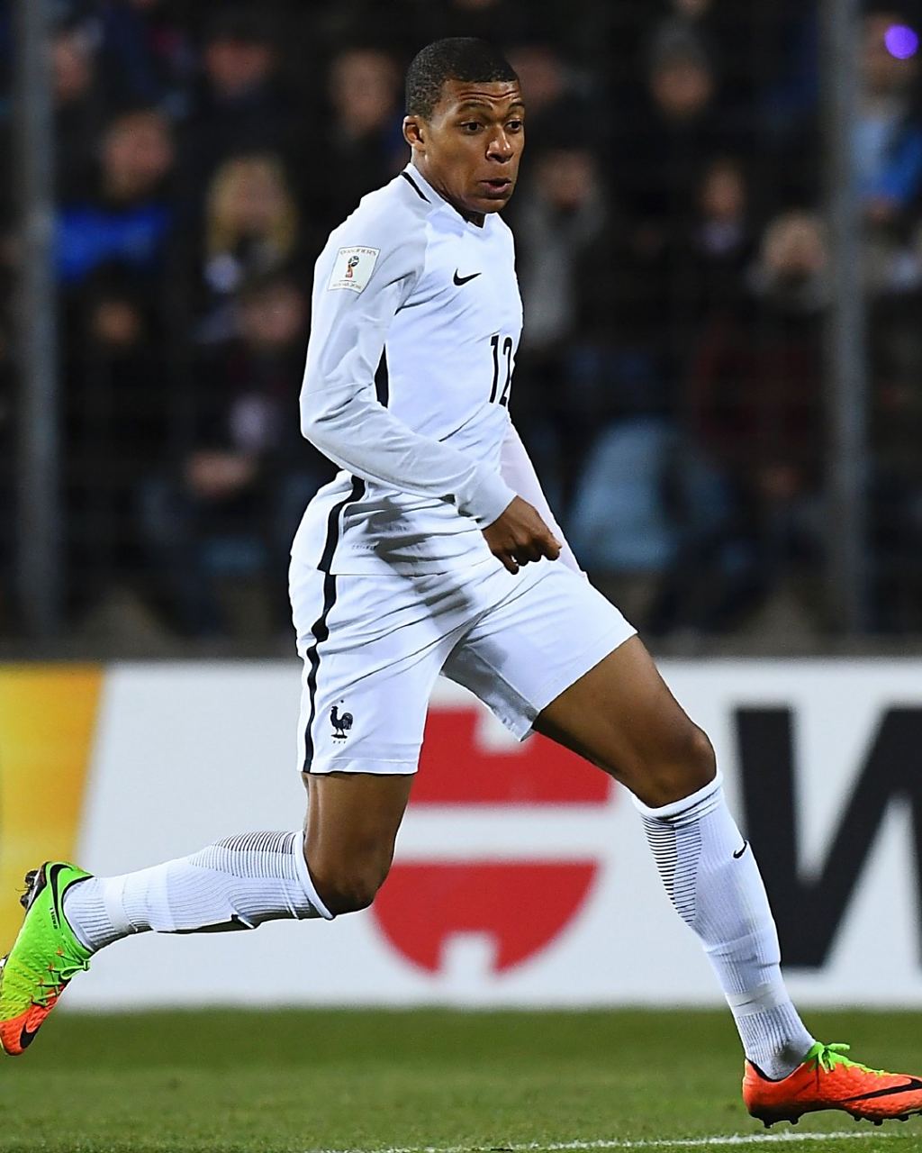 中超欠薪问题严峻，俱乐部准入难，财务困境持续，亟需解决。